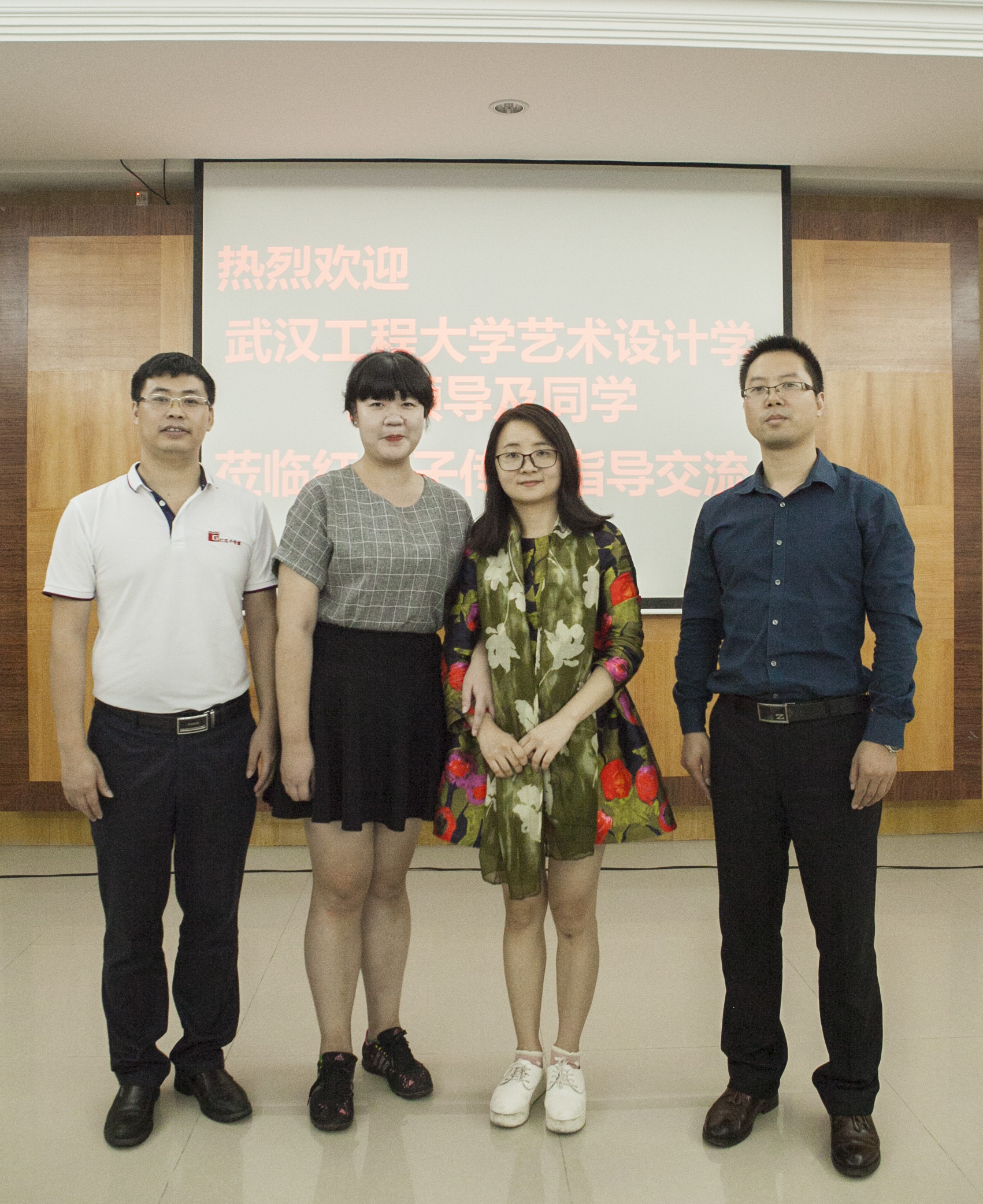 傾盆大雨中師生與紅瓜子傳媒的零距離接觸 傾盆大雨中師生與紅瓜子傳媒的零距離接觸