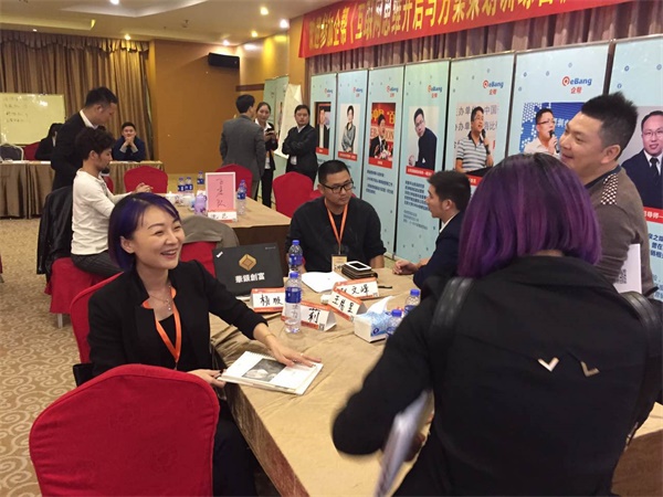 幫你拍個企業(yè)宣傳片，小瓜子雞年送你萬能福