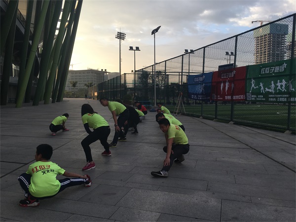 把企業(yè)凝聚在空氣里宣傳，猶如聽(tīng)取蛙聲一片