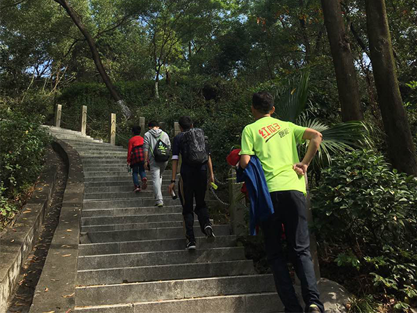 把企業(yè)凝聚在空氣里宣傳，猶如聽(tīng)取蛙聲一片